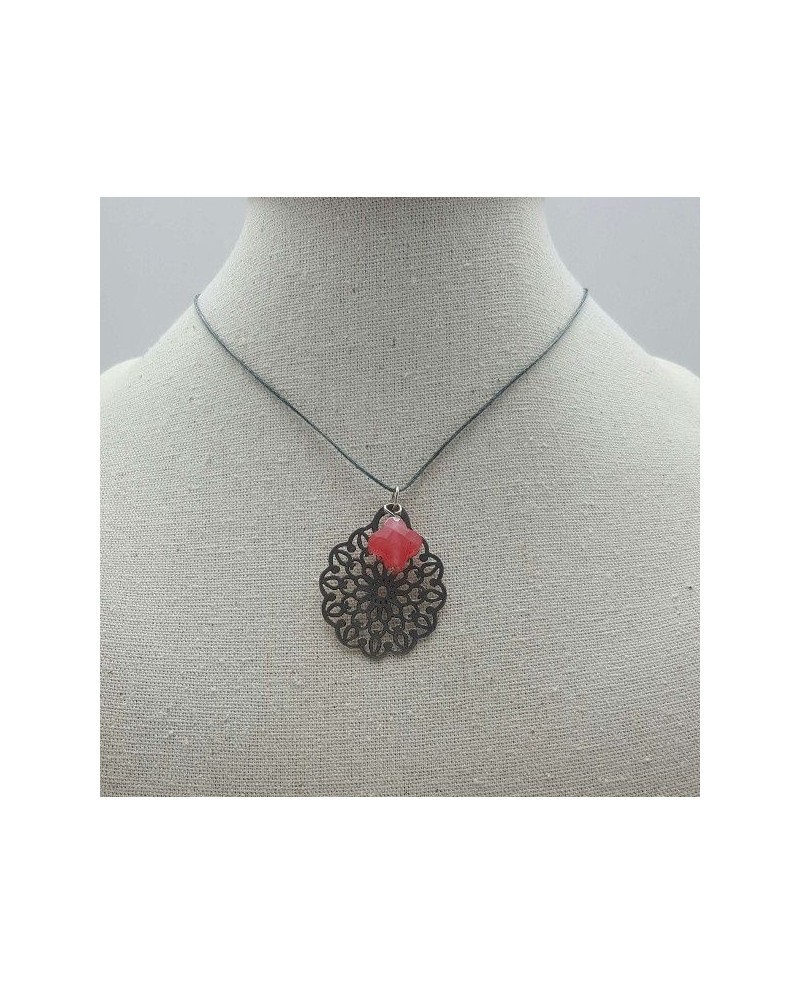 Collier arabesque fantaisie argenté et pierre colorée