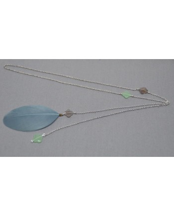 Sautoir Argenté  sur chaîne fantaisie et Plume coloris bleu gris
