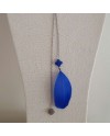 Sautoir Argenté  sur chaîne fantaisie et Plume coloris bleu vif
