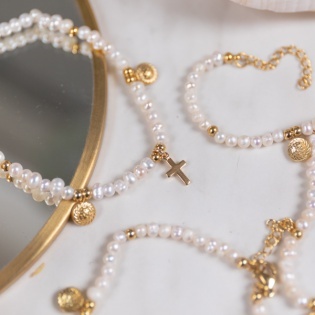 bracelet perles blanches et croix