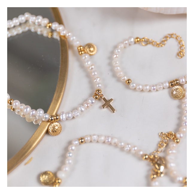 bracelet perles blanches et croix