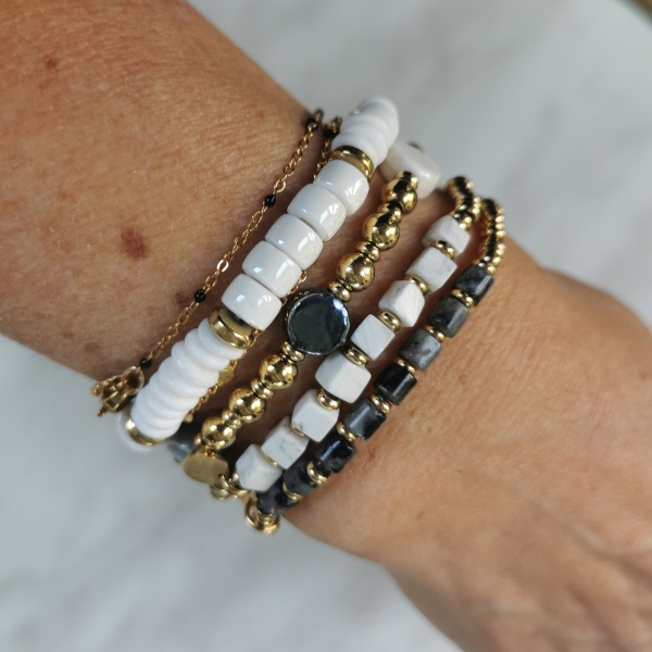 Bracelet perles naturelles noir, blanc verte et doré, élastique.
