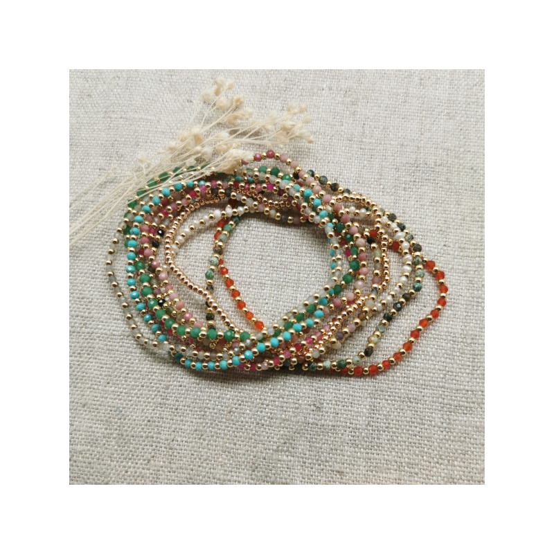 Bracelet fines perles naturelles et colorés, monté sur élastique.