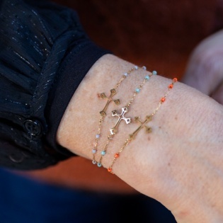 bracelet fine croix et perles de couleur