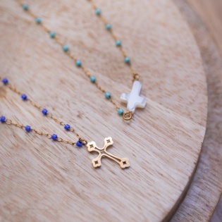 Collier croix ajouré ou nacre fine et perles de couleur