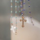 Collier croix ajouré fine et perles de couleur