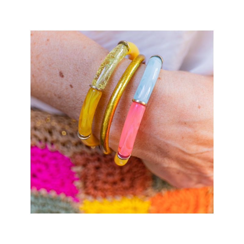bracelet perles tubes colorées et dorées sur lien élastique ajustable