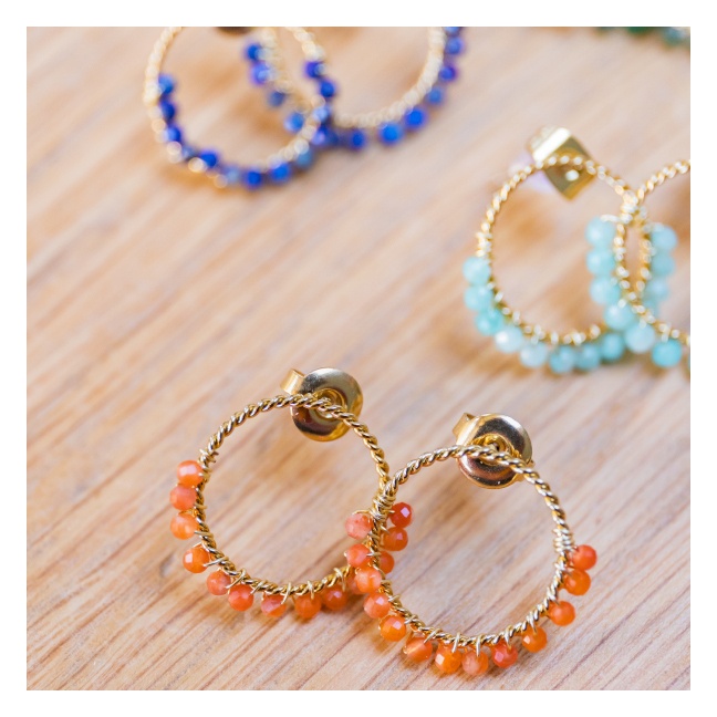 Boucles d'oreille anneaux et perles couleur