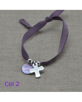 Bracelet religieux croix argent et pastille nacre parme sur elastique ajustable
