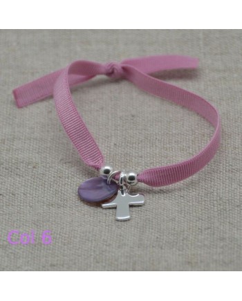 Bracelet religieux croix argent et pastille nacre rose sur elastique ajustable