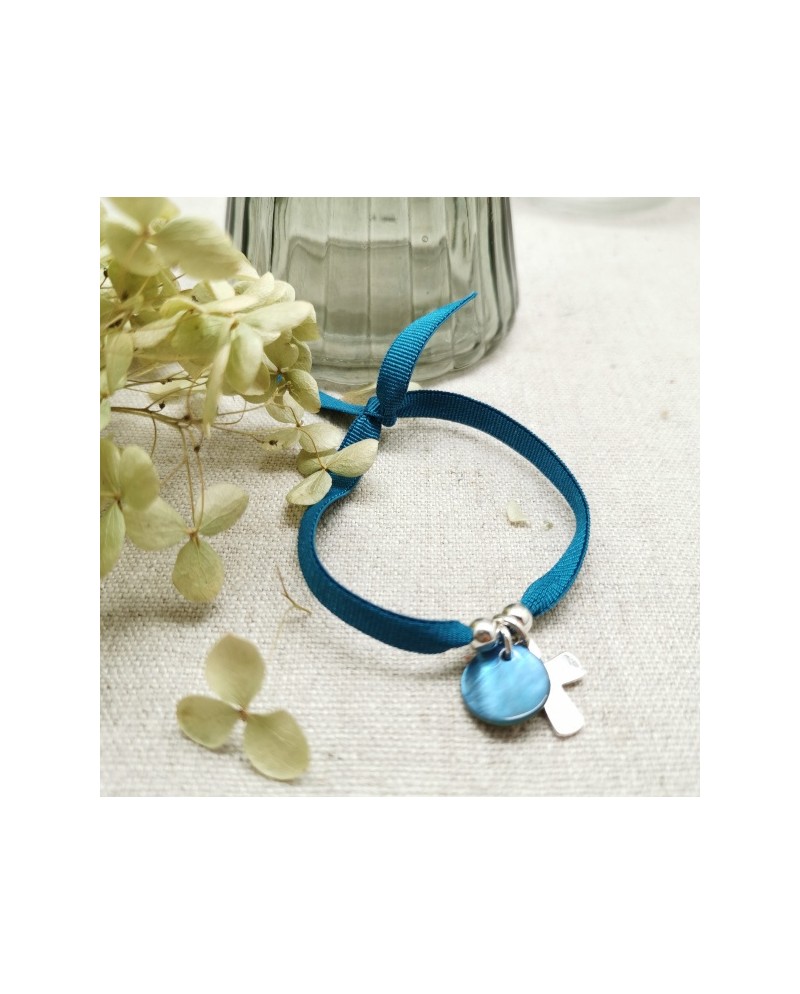 Bracelet religieux croix argent et pastille nacre rose sur elastique ajustable