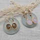 Boucles d'oreille pierre sertie couleur pastel