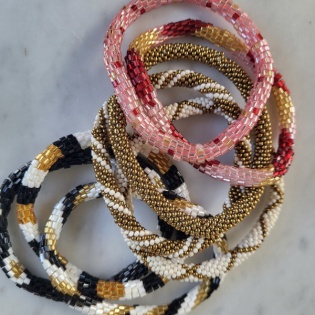 Bracelet souple en perles tissées colorées