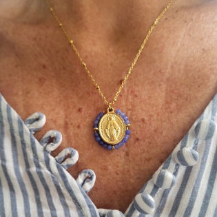 Collier médaille vierge et perles