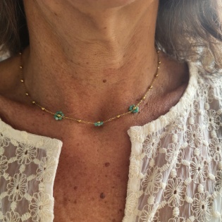 Collier chaîne et fleurs en perles