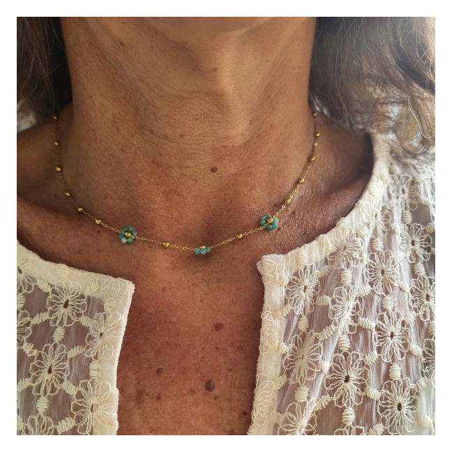 Collier chaîne et fleurs en perles
