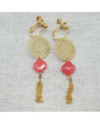 Boucle d'Oreille dorée longue arabesque et chaine coloris corail