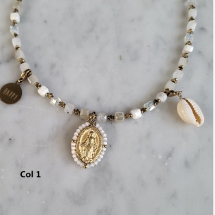 Collier perles colorées et médaille vierge