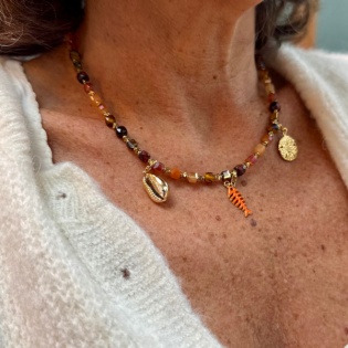 Colliers perles colorées & breloques dorées – Thème mer et spirituel