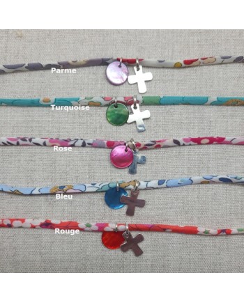 Collier religieux lien fin liberty avec une croix argent et pastille nacre rose personnalisable