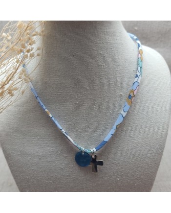 Collier religieux lien fin liberty avec une croix argent et pastille nacre rose personnalisable