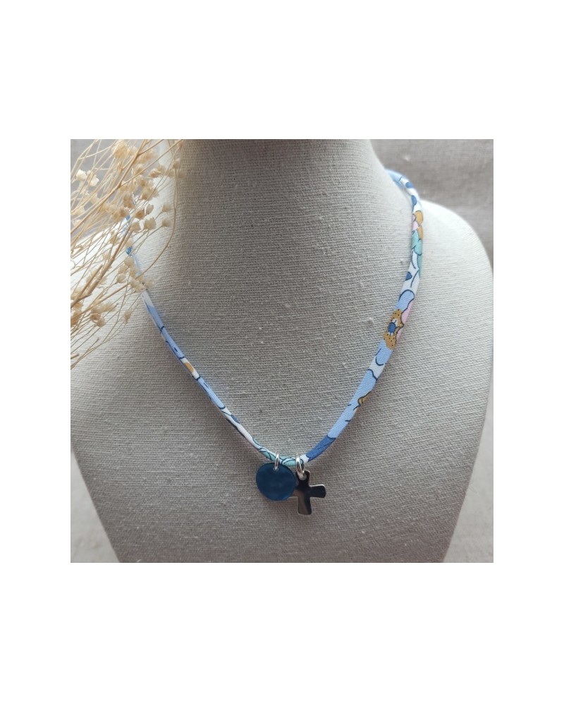 Collier religieux lien fin liberty avec une croix argent et pastille nacre rose personnalisable