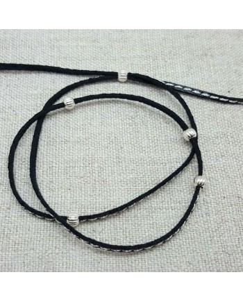 Bracelet double tour de lien facon cuir noir et fines perles