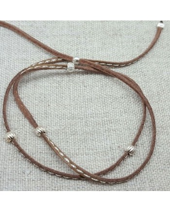 Bracelet double tour de lien facon cuir marron et fines perles