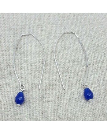 Boucle d'oreille argentée percée longue ovale et pierre bleue