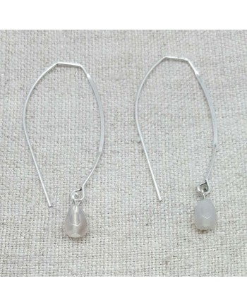 Boucle d'oreille percée argentée longue ovale et pierre grise