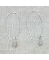 Boucle d'oreille percée argentée longue ovale et pierre grise