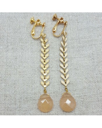 Boucles d'oreilles longues epi emaillé beige avec une pierre