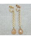 Boucles d'oreilles longues epi emaillé beige avec une pierre