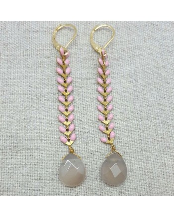 Boucles d'oreilles longues epi emaillé rose pâle avec une pierre