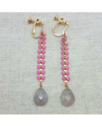 Boucles d'oreilles longues epi emaillé rose fushia avec une pierre