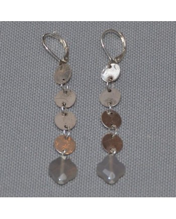 Boucle d'oreille longue pastilles argentées et perle grise