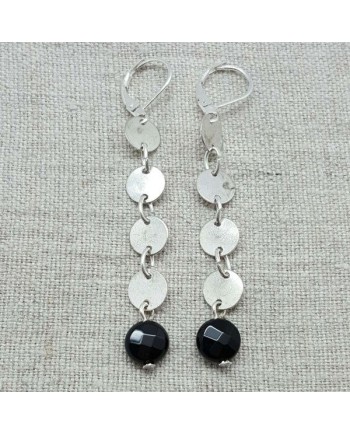 Boucle d'oreille longue pastilles argentées et perle noire