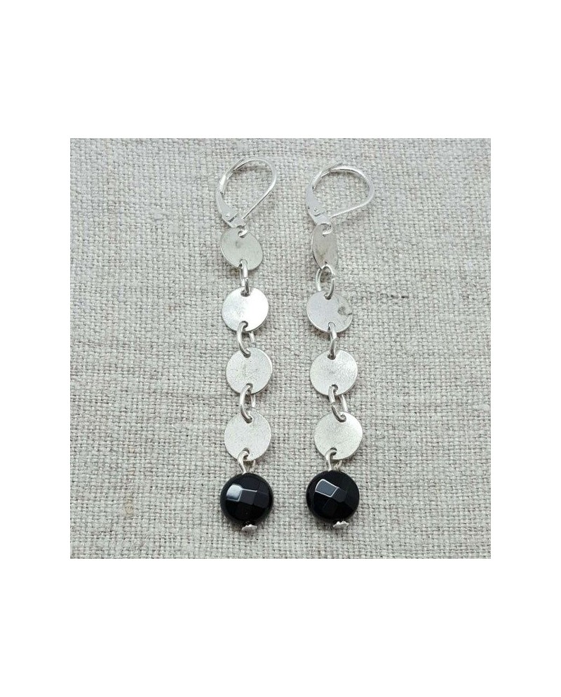 Boucle d'oreille longue pastilles argentées et perle noire