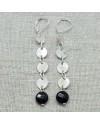Boucle d'oreille longue pastilles argentées et perle noire