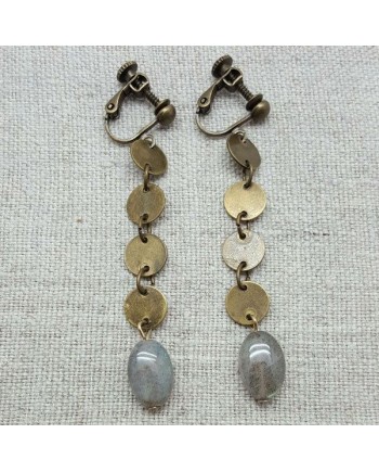 Boucle d'oreille longue pastilles laitons et perle grise