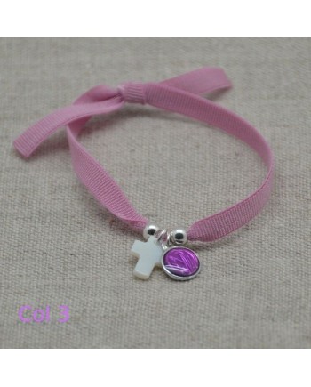 Bracelet religieux croix en nacre et médaille vierge rose pâle sur lien elastique 