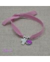 Bracelet religieux croix en nacre et médaille vierge rose pâle sur lien elastique 