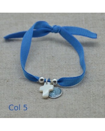 Bracelet religieux croix en nacre et médaille vierge bleue sur lien elastique 