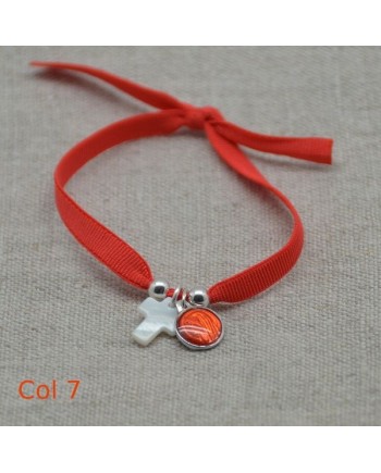 Bracelet religieux croix en nacre et médaille vierge orange sur lien elastique 
