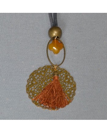 Sautoir pompon et arabesque sur lien suedine