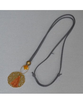 Sautoir pompon et arabesque sur lien suedine