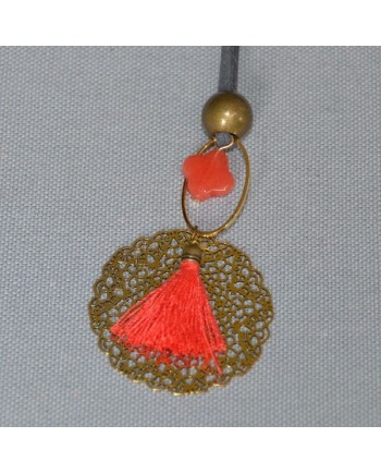 Sautoir pompon et arabesque sur lien suedine