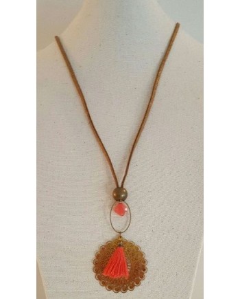 Sautoir pompon et arabesque dorée sur lien suedine