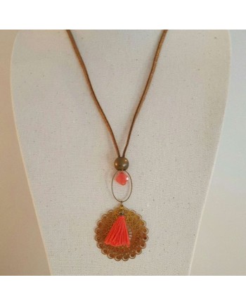 Sautoir pompon et arabesque dorée sur lien suedine