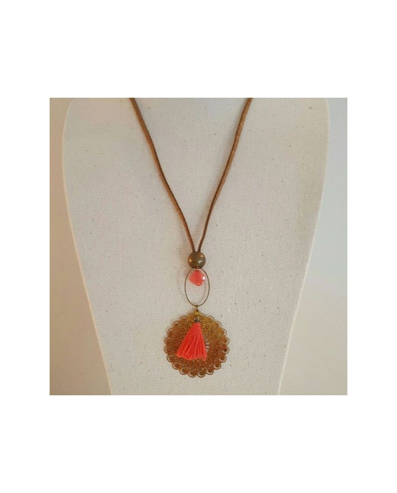 Sautoir pompon et arabesque dorée sur lien suedine